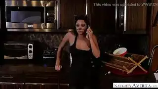 محلوقة من الأعلى، مشعرة من الأسفل – سمراء تأخذه بعمق