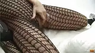 عاهرات مشعرات يصبحن مقززات على لكزس في مشهد إباحي