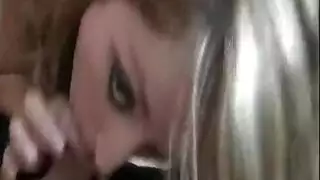 غريب ، شقراء في سن المراهقة مع كبير الثدي يستخدم العديد من الألعاب الجنسية لتلبية احتياجاتها الجنسية