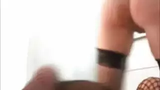 شقراء تمتلئ مؤخرتها بلعبة اهتزازية قوية