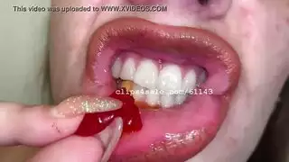 فتاة شقية تلعق فرجها المثير