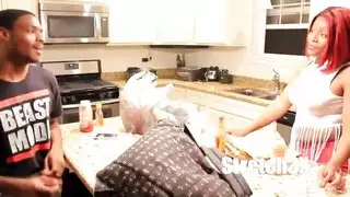 آسيوية نحيفة تئن على الأريكة من اختراق قضيب عميق