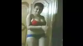 رقصة شرموطة مصرية جامحة هي مجرد المداعبة قبل جلسة نيك جماعي صريح