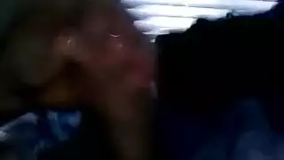 استمناء بقضيب ضخم مع واقي ذكري والقذف داخل لعبة جنسية