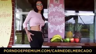 لاتينية كبيرة الصدر تستمتع بجنس فم قاسي مع قضيب إيبوني ضخم