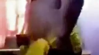 راقصة عراقية بالبكيني تقدم عرضًا صريحًا في غرفة نومها