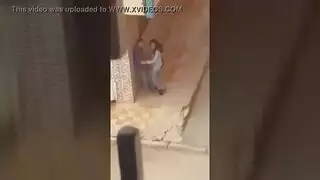 ينيك خطيبته في المطبخ فتراه امها