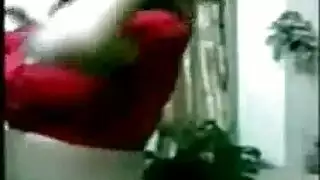 جنس صريح في الخارج: عاهرة الكاميرا تشد شعرها أثناء الممارسة