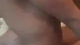 إكس إكس إكس: نكاح الفتاة الآسيوية بقضيب صناعي خشن يجعلها تندى