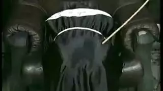 تدريب عاري على الأريكة: إيلاج عميق بديلدو لاتكس