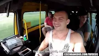 تفتيش فرج الشقراء المبلل يؤدي إلى فعل إباحي