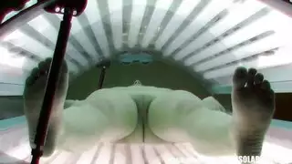 مراهقة صغيرة ذات ثدي ضخم ومؤخرة كبيرة تأخذ قضيبًا