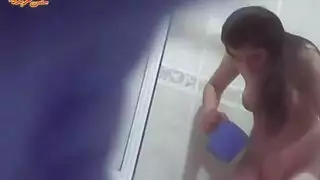 أول ظهور لمراهقة نارية: ثدي لم يلمس وكس ضيق في إباحية