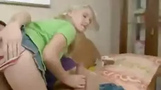 شقراء قرنية و سمراء داكنة في مشهد إباحي مثير