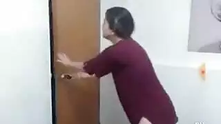 فيديو إباحي: أخ وأخته يمارسان الجنس مثل الحيوانات