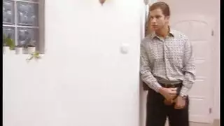 الخادمة الشقراء تخدم قضيبين في فانتازيا إباحية