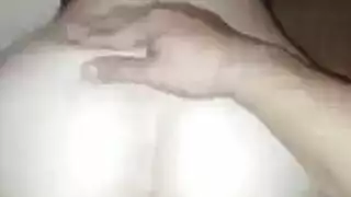 أفلام إباحية في المكتب: سمراء آسيوية ترتدي جوارب شبكية تتعرض للجماع من الخلف