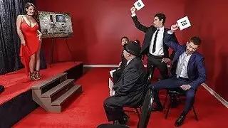 حرب مزايدة على أنجيلا وايت تنتهي بجنس جماعي صريح