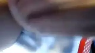 تحب فاتنة الساخنة أن تشعر بتلات الورد الطازجة على بشرتها بعد أن تلعقها