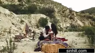 جنس جماعي في الخلاء: تدمير فرج عارضة فرنسية في البرية