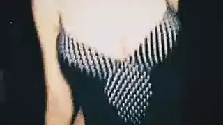 إلهة ذات أثداء كبيرة تسيطر على مراهقة صغيرة في مشهد إباحي