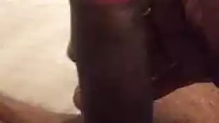 رجل مقرن يداعب فرجها بعمق بينما الصارخة الناضجة سونيا دين تشاهد وتستمني