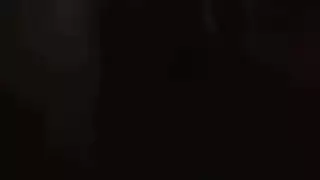 عاهرة سمراء راكعة تقدم جنس فموي مكثف لقضيب رجل أكبر سنًا متصلب