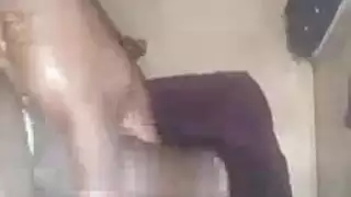 فتاة مثقوبة ساخنة تأخذ جماع جماعي في كل ثقب