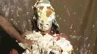 عاهرة آسيوية تأخذ زب عميق في حركة بورن خارجية