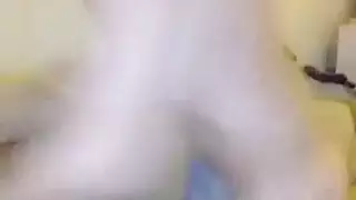 شاب مثير يستمني تحت الماء الجاري