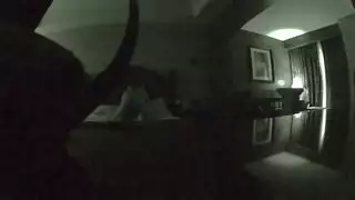 علاقة جار متسلل: ربة منزل ساخنة تخون مع الجار المجاور