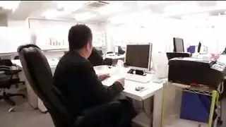 ضرب على المكتب: سكرتيرة آسيوية تأخذ مهبلها المبلل يتمزق