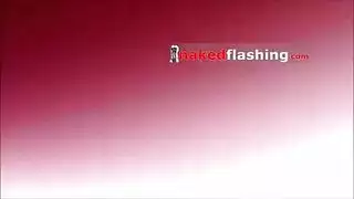 فتاة شرقية وقحة تبرز فرجها الضيق في العلن