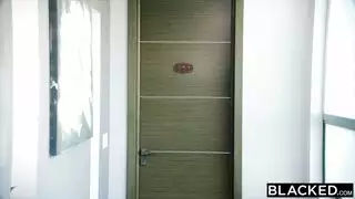 الفاسقة الإيطالية تأخذ بي بي سي ضخم في بورن وضعية كلابي