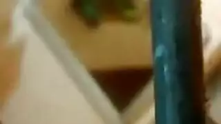 إباحية ذكورية فردية: اليد اليمنى تمارس الجنس معه بعنف