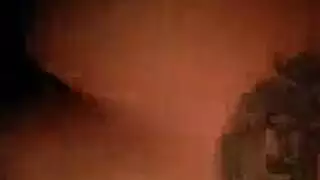 بينما تداعب حفرة ضيقتها، تبلل نفسها وهي تحلم بقضيبه الكبير داخلها