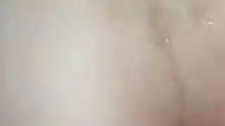 كتكوت سيئة تعطي جزءا من اللسان إلى صديقتها ثم الركوع لامتصاص الديك الآخر