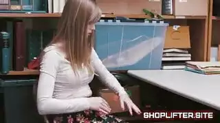 فتاة تغتصب صديقتها وامها بعنف