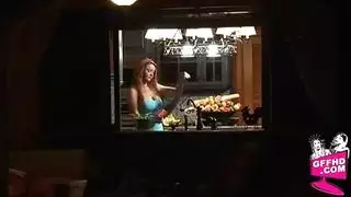 بورنو بنات مع بنات يعرض لعبة ضخمة