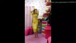 صديقة مصرية تخلع ملابسها وتتقطر بللاً من أجل مجموعة صور إباحية