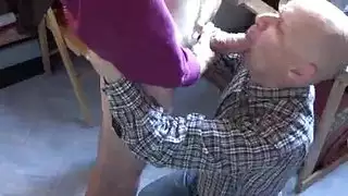 فتاة روسية تتعرض لضرب في طيزها