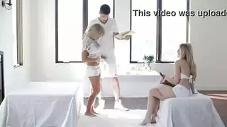 ثلاث شقراوات تمتص وتنكح شاباً مثيراً في مشهد صريح