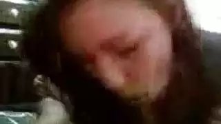 قضيب مزيف يضخ كساً منتفخاً في مشهد إباحي صريح