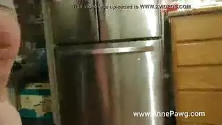 تمص الزب بينما يحترق العشاء