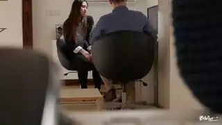 تستنمي بالهزاز و تقذف شهوتها