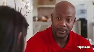 يكمل منه ويلبسه