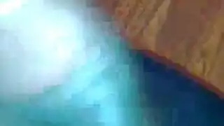 فتاة سمراء كبيرة الصدر تحصل على قذف هائل على وجهها