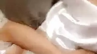 سمراء ثرثارة تمص بلعق ثم تأخذ إيلاج مزدوج عنيف