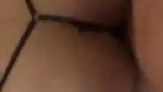 جنس عنيف: فتاة آسيوية تئن بصوت عالٍ على القضيب