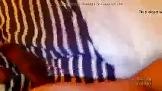 لقاء ثلاثي عنيف لمراهقات: مص مزدوج وجماع